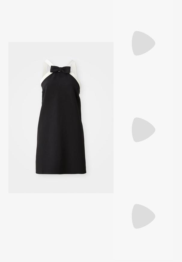 Svart halterneck-kjole med hvite stropper og sløyfe-detalj ved utringningen. Glatt tekstur, knelengde design. Enkelt og elegant silhuett.; Sorte lakkderflat sko med firkantet tå, ankelstropp med sølvfarge detaljer, og flat såle. Glatt tekstur med minimalistisk design.; Maje MISS MINI - Skulderveske - noir; Gullfargede øreringer med flere hengende kjeder, med klare ovale rhinestein aksenter og dekorative stud-topper.