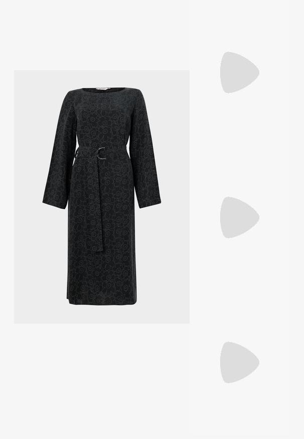 Svart langermet kjole med et blomstermønster i en lysere nyanse, med knyttet midje og firkantet halslinje. Laget av lett stoff.; Svarte hæl-sandaler med et slankt stroppedesign, firkantet tå og en mellomhøy blokkheel. Laget av glatt lær med en matt finish.; Svart lær skulderveske med en myk tekstur, trekantet form og justerbar stropp, kombinert med en lyseblå stripete skjorte og hvite bukser.; Sølvøreringer med en jevn, buet design. Har en blank metallisk finish og en studlås. Ingen synlige mønstre eller aksenter.