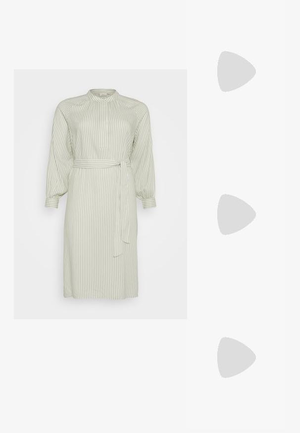 Abito a righe verde chiaro con colletto alto, maniche lunghe a sbuffo, cintura in vita e taglio al ginocchio. Tessuto testurizzato con strisce verticali.; Scarpe con tacco alto slingback argento con punta affusolata, finitura metallica, due cinturini decorativi e un tacco sottile con punta nera.; Borsa a tracolla nera in pelle con una texture liscia. Presenta una tracolla regolabile e un design elegante e minimalista con chiusura a zip.; Anello doppio in argento con superficie liscia e lucida. Presenta un design fluido e curvo con sezioni sovrapposte per un aspetto moderno.