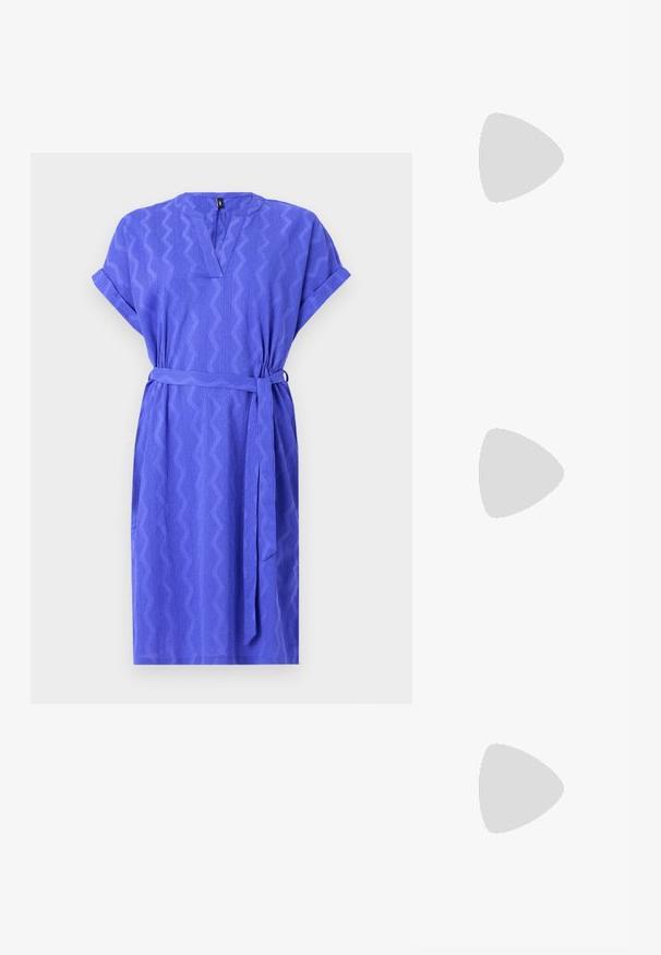 Rochie cu mânecă scurtă, până la genunchi, în violet aprins, cu modele în zigzag, decolteu în V și un cureaua asortată la talie. Material texturat.; Pantof cu toc înalt și vârf ascuțit, cu o schemă de culori argintii, aurii și nude. Finisaj lucios cu un design decupat, având un toc stiletto.; Pouch bag metalizat argintiu, cu o formă moale și rotunjită și un închidere de tip nod la partea de sus. Fabricat dintr-un material sintetic din piele netedă.; Cercei din argint cu un design torsadat, având un finisaj lucios și închidere cu tijă. Au un diametru de aproximativ 3 cm.