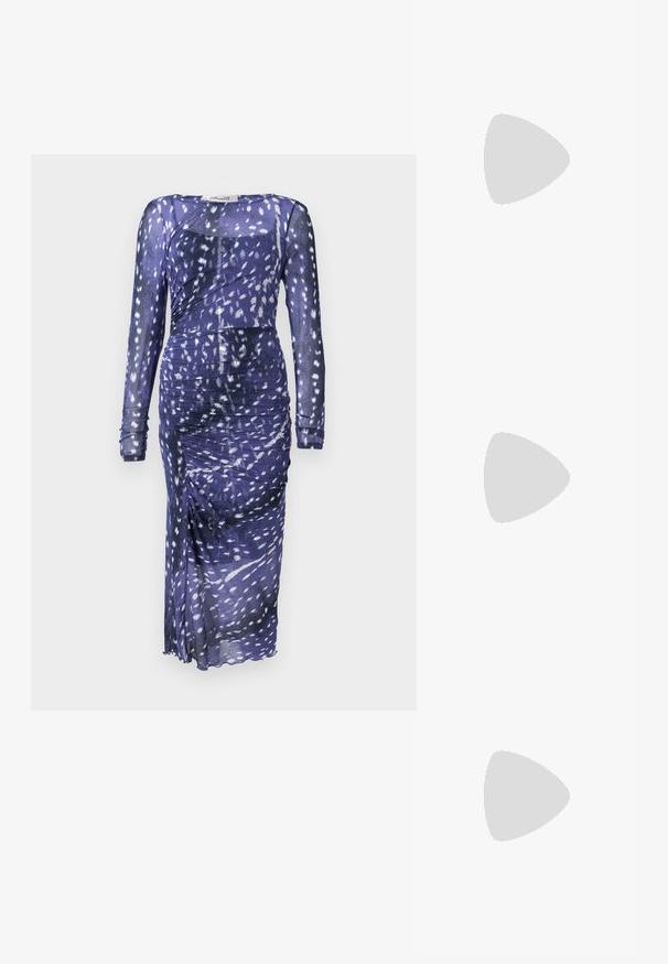 Prosojna vijolična obleka z dolgimi rokavi, nabrano oblikovanje, abstrakten bel vzorec in stranski razporek. Gladka tekstura blaga.; Črni usnjeni čevelj z visokim petom, s koničastim prstom in kovinsko srebrno kapico. Ima gladko površino in vitko peto višine 10 cm.; Črna usnjena torbica čez ramo z dvema sprednjima žepoma, zlatimi zaponkami, zadrgo in ozkim pasom. Tekstura površine je strukturirana, obliko pa ima kompaktno pravokotno.; Zlato-tonirani kovinski uhani v obliki obroča s krivuljo in podolgovato obliko. Imajo gladko, sijočo površino in zaobljen vrh za dodaten detajl.