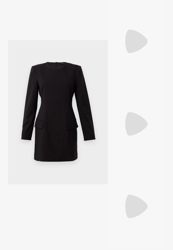 Zwarte jurk met lange mouwen en een ronde halslijn, twee voorzakken en een slanke pasvorm, gemaakt van een gladde stof met minimale details.; Witte korte mouwen t-shirt van ribstof. Ronde halslijn, normale pasvorm en subtiele stiksels. Geen patronen of grafische elementen.; Zwarte leren ballerina met een ronde neus, gladde textuur, minimale stikdetails en een flexibele zoolontwerp.; Bruine leren handtas met een klep sluiting, gouden hardware, een schouderband en een gladde textuur. Compact rechthoekige vorm.