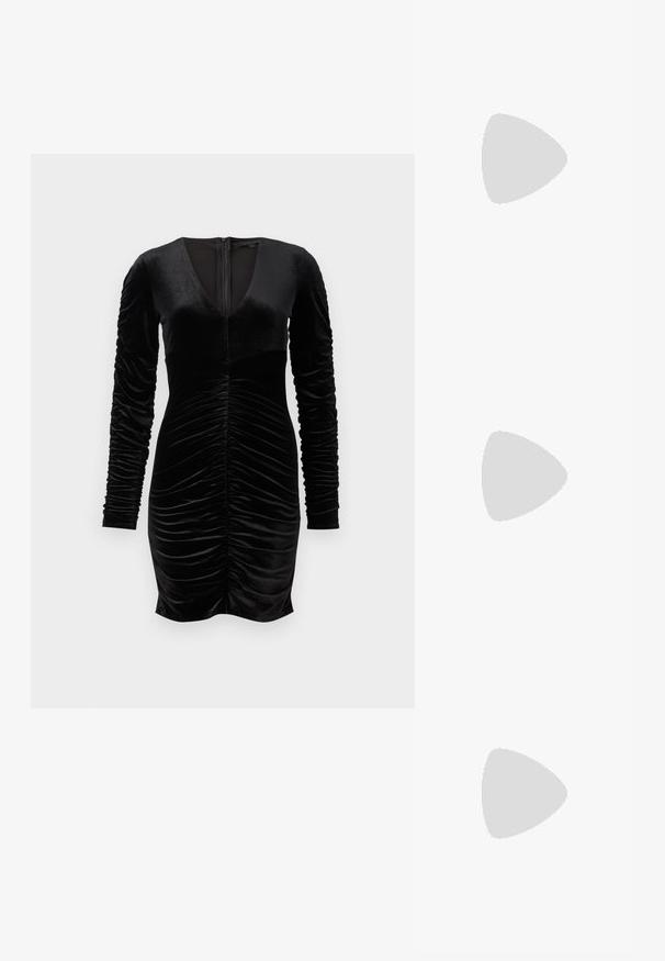 Zwarte fluwelen jurk met lange pofmouwen, diepe V-hals en geplooide details aan de voorkant. Rits aan de achterkant. Soepele textuur.; Zwarte hoge hakken sandaaltjes hebben dunne banden met een geknoopt ontwerp, een gladde vierkante neus en een elegante stiletto-hak.; Lichtgrijze metallic handtas met een kettingriem, versierd met kleine ronde metallic studs en een driehoekig merkimago.; Zilveren oorringen met een gladde, glanzende afwerking. Ronde vorm, lichtgewicht ontwerp, voorzien van een post-back sluiting.