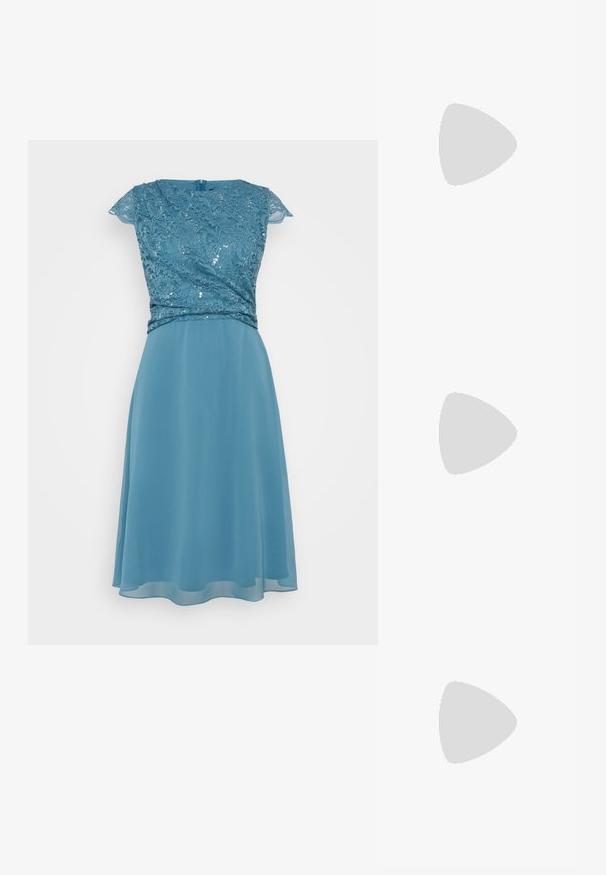 Swing EVENT DRESS - Kokteilinė suknelė / vakarėlių suknelė - aqua blue; Juodas smailus slingback batelis su žemu kulnu, pagamintas iš lygaus odos paviršiaus ir su išpjovomis šone, užtikrinančiomis oro pralaidumą.; Juodas odinis petinis krepšys su minkšta tekstūra, trikampiu pavidalu ir reguliuojama juosta, derinamas su šviesiai mėlynu dryžuotu marškinėliu ir baltais džinsais.; Sidabrinis dvigubas žiedas su lygiu, poliruotu paviršiumi. Pasižymi sklandžiu, kreiptu dizainu su persipinančiomis dalimis, suteikiančiomis modernų išvaizdą.