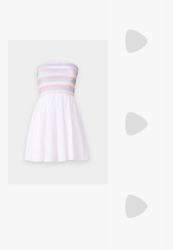 Abito senza spalline con un corpetto arricciato multicolore e una gonna bianca svasata. Realizzato in tessuto leggero, con una texture morbida.; Scarpe slingback con punta affusolata in pelle bianco sporco, caratterizzate da un piccolo dettaglio a fiocco e un tacco kitten basso. Texture liscia, design minimalista.; Borsa a tracolla intrecciata in paglia di colore beige, con una forma curva, manico corto e zip laterale. Presenta una superficie texturizzata e un design minimalista.; Orecchino in metallo color oro con un design elegante e curvo. Presenta una forma appuntita distintiva, superficie lucida e chiusura a cerniera.