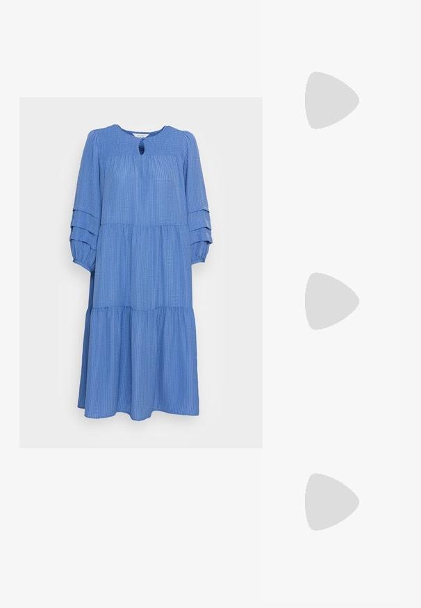 Part Two MARYLOU - Vestido de dia - ultramarine; Saltos altos pretos com bico fino e atilho ajustável no tornozelo. Confeccionados em couro suave, apresentam um salto bloco robusto.; Bolsa de couro preta com forma curva, alça destacável e detalhes em dourado. A bolsa possui uma aba com detalhe de fivela.; Brincos em tom de ouro com formas onduladas e texturizadas. Inclui studs escultóricos com presilha e um design de argola aberta com um acabamento martelado.