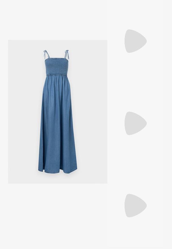Jeans maxi-kjole med tynne justerbare stropper, smocket liv, og gathered skjørt, med en solid lyseblå farge og glatt tekstur.; Spiss-tå høyhælte sko med en fargekomposisjon av sølv, gull og nude. Glanset overflate med utskjæringsdesign, med en stiletto hæl.; Sølvfarget metallisk poseveske med en myk, avrundet form og en knyttet topplukking. Laget av glatt imitert skinn.; Sølv hoops øredobber med en tvistet design, som har en polert finish og bakstøtte. Mål omtrent 3 cm i diameter.