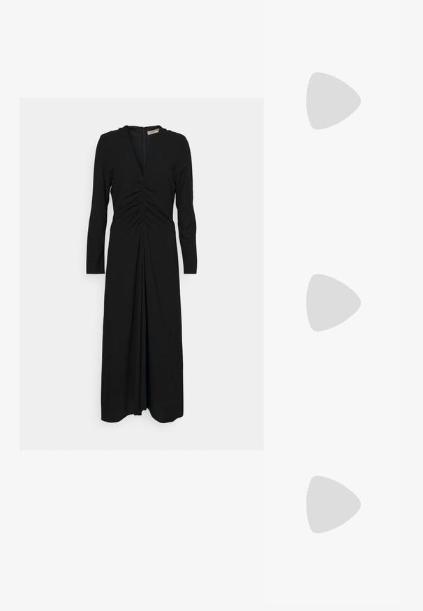 Vestido negro de manga larga con escote en V profundo, detalle de fruncido en la parte delantera y una silueta recta y fluida. Cierre de cremallera en la parte posterior.; Tacón slingback negro de charol con punta afilada, que presenta un estampado de serpiente texturizado, correa ajustable y un tacón bloque corto y texturizado.; Bolso cruzado de cuero negro con dos bolsillos frontales, hebillas doradas, cierre de cremallera y una correa delgada. Superficie texturizada y forma rectangular compacta.; Pendientes en tono dorado con un cristal rectangular y transparente que cuelga por debajo de una fila de pequeños acentos redondos y claros. Diseño elegante y moderno.