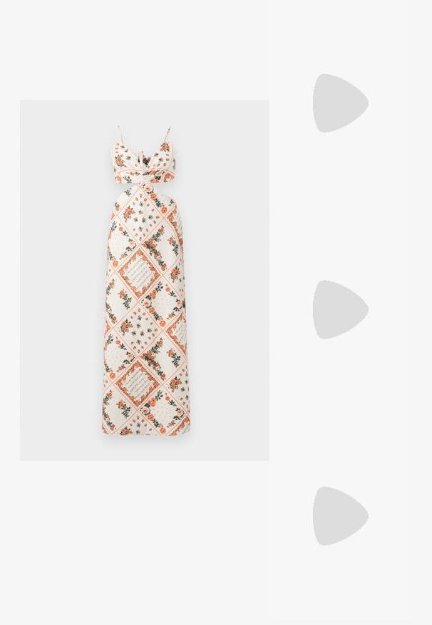 Maxi-jurk van crèmekleurige stof met bloemmotieven in oranje en groen. Vastgebonden schouderbanden met een aansluitend lijfje en een A-lijn rokdesign.; Navyblauwe flip-flops met een textuur op de rubberen banden en zool, met een golvend patroon op de banden en een vlakke, gegroefde zool.; Zwarte oversized zonnebril met ovale lenzen, een glad plastic montuur en gouden accenten op de pootjes. Donkere lenzen bieden bescherming tegen de zon.; Zwarte geweven tote bag met twee handvatten. Zachte textuur, slungelige vorm en een grote, ronde vorm. Geen zichtbare hardware of accenten.