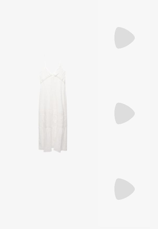 Robe en lin blanche avec des bretelles fines, décolleté en V, accents brodés, ourlet empilé et coupe ample. Possède un tissu texturé et des détails en dentelle.; Des tongs en or rose avec des bretelles texturées, une semelle brune flexible, et une finition lisse, associées à une jupe plissée rose.; Lunettes de soleil dégradées marron avec une monture translucide rose, de forme carrée et des branches en métal fines. Présente des bords arrondis et un design minimaliste.; Sac à main en cuir beige de forme rectangulaire, doté d'un fermoir en métal doré et d'une bandoulière amovible, porté avec une veste en denim bleue.