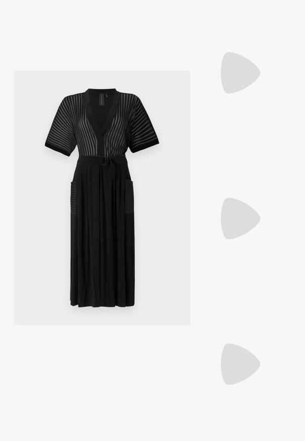Sort maxi kjole med korte ærmer, lodrette striber, v-hals, bælte i taljen og sidelommer. Fremstillet af et let stoff.; Hvide lædersneakers, lavtop design, med en glat tekstur, rund tå, snørret front og et lille broderet logo på siden.; Sort læder halvmåne taske med en guldfarvet hardware detalje, der har en lynlåslukning. Båret som crossbody over en grå sweater.; Guldtonede knude-stud øreringe med et vredet design. Hver ørering har en cirkulær klar bagside for sikker brug.