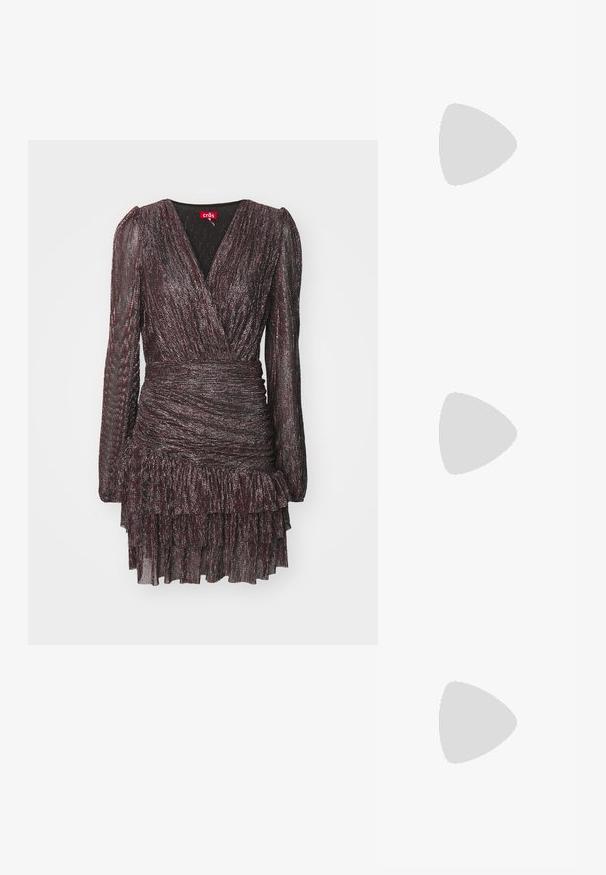 Vestido envolvente de manga longa em bordeaux escuro com fios metálicos, cintura franzida e barra com babados. Apresenta um decote profundo em V e tecido texturizado.; Botim de tornozelo em pele sintética preta com bico apontado e salto bloco de altura média. Textura suave e design minimalista.; Óculos de sol oversized pretos com lentes degradê, armações grossas e detalhes em corrente dourada nas hastes.; Bolsa preta com forma estruturada, textura suave e um fecho metálico. Combinada com calças largas pretas e sandálias de salto aberto sobre um chão de madeira.