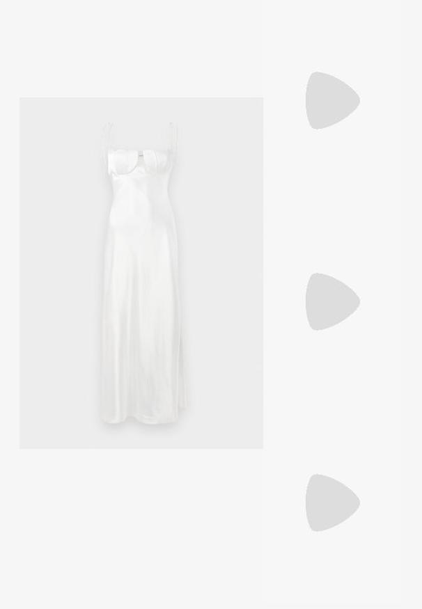 Valkoinen satiininen maxi-mekko, jossa on istuva yläosa, pehmeä sydämen muotoinen kaula-aukko, säädettävät ohuet olkaimet ja sivuaukko. Sujuva, kiiltävä pinta.; Beige korkokengät, joissa on ohut nilkkaremm ja kaksi yläremmiä. Kiiltävä patenttiviimeistely ja kultaiset yksityiskohdat nilkkaremmin kohdalla.; Käsilaukku kullanvärisessä tekstuurissa, jossa on sileä nahkahihna, varustettu vetoketjusuljennalla ja huomaamattomalla logo-kuviolla pinnalla.; Kultahtavat renkaat, joissa on sileä, pyöristetty muotoilu, ohut langan suljin ja kiiltävä pinta, joka antaa niille kiiltävän ilmeen.