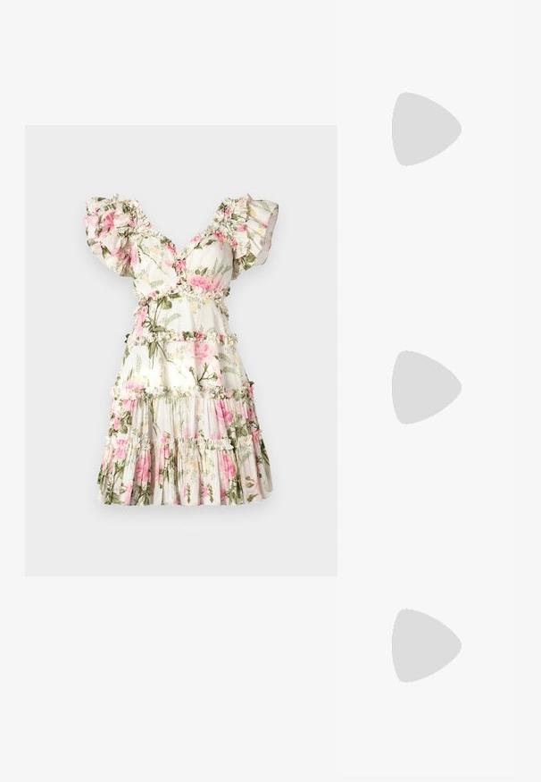 Bloemrijke jurk met een witte achtergrond, met roze rozen en groene bladeren. Gerimpelde mouwen, V-hals en een gelaagde rok met franje accenten.; Zwarte leren ballerina met een ronde neus, gladde textuur, minimale stikdetails en een flexibele zoolontwerp.; Loeffler Randall PLEATED FRAME WITH BOW - Clutch - gold-coloured; Gouden knoopstuds met een gedraaide design. Elke oorring heeft een ronde transparante achterkant voor een veilige draagervaring.