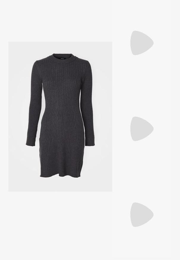 Sötét szürke bordázott kötött ruha hosszú ujjakkal, kerek nyakkivágással és enyhén bővülő szegéllyel. Függőleges bordázással és puha textúrával rendelkezik.; Piros lakkbőr bokacsizma vastag fekete sarokkal és cipzár részlettel. Sima textúra, elegáns megjelenés lekerekített orral.; Bordó bőr kézitáska ívelt formával, egyetlen vállpánttal és varrott díszítéssel a középen. Simás textúra, minimális fémalkatrészek.; Ezüst karika fülbevalók, átlátszó, téglalap és háromszög alakú kristályokkal, mintás elrendezésben. Biztonságos rögzítést biztosító fülbevaló pálcikák.