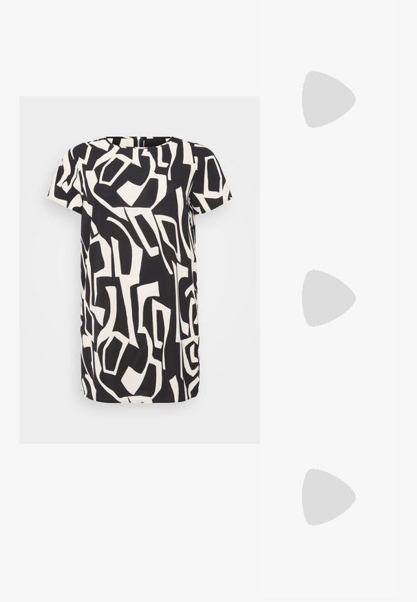 Svart och vit kortärmad klänning med ett abstrakt geometriskt mönster, rund halsringning och lös passform med sidoflikar.; Svarta lackläder slingback klackar med spetsig tå och geometrisk klack. Har en elegant, minimalistisk design och slät yta.; Svart läderhandväska med en böjd form, avtagbar rem och guldiga detaljer. Väskan har ett lock med en spänndetalj.; Ring i guldutförande med en organisk, vriden design, slät yta och avsmalnande ändar, vilket ger ett modernt, skulpturalt utseende.
