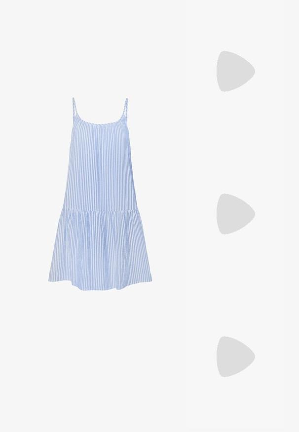 Modrá a bílá pruhovaná sundress, lehký materiál, bezrukávový design, nařasená textura, rozšířená sukně s volánkovým lemem.; Černé gumové žabky s texturovaným páskem a jednoduchou plochou podrážkou, zobrazené z boku na světlém pozadí.; Sluneční brýle v želvovinovém designu s hnědými čočkami, obdélníkový tvar, tenké nožičky a elegantní rám. Lehký materiál s hladkým povrchem.; Tkaný slaměný koš s rozšířeným tvarem, vybavený černým koženým dnem a držadly. Texturované přírodní vlákna s hladkými černými akcenty.