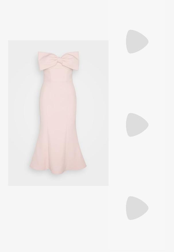 Abito lungo rosa con un busto strutturato, grande fiocco al collo e orlo svasato. Realizzato in tessuto liscio con texture minimal.; Décolleté in vernice nera con punta affusolata e tacco in geometria cubica. Presentano un design elegante e minimalista, con una texture liscia.; Borsa hobo nera in pelle con una superficie liscia, forma curvata e una singola tracolla regolabile; presenta un'ampia apertura nella parte superiore.; Anello in tono oro con un design organico e Twisted, caratterizzato da una superficie liscia e punte affusolate, che crea un aspetto moderno e scultoreo.