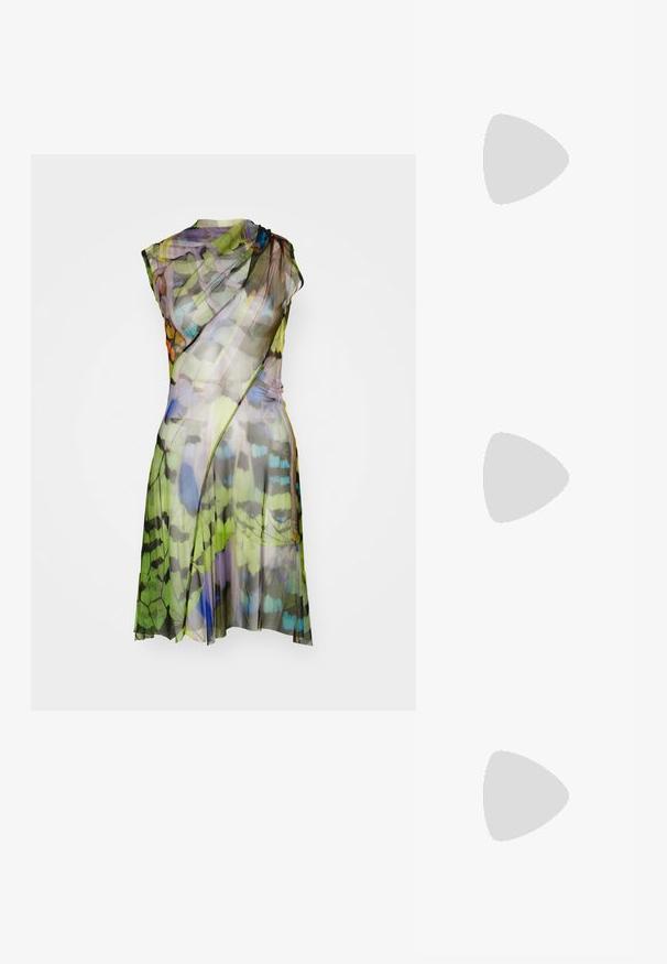 Robe transparente sans manches ornée d'un motif de papillons multicolores avec des nuances de vert, bleu et violet ; tissu fluide et léger.; Tong sandale en caoutchouc noir avec une bride en T texturée et une semelle plate simple, montrée de côté sur un fond clair.; Sac à main en cuir tressé noir avec une forme incurvée, doté d'une poignée épaisse et d'une fermeture zippée. Surface texturée avec une finition brillante.; Boucles d'oreilles en métal doré en forme de créole, au design brillant et incurvé. Elles affichent une forme de demi-lune avec des surfaces lisses et une fermeture à tige.
