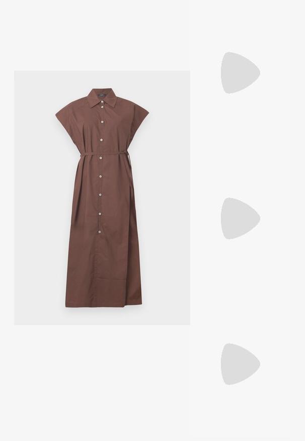 Abito marrone con bottoni, colletto, maniche corte, cintura in vita e un design lungo e fluido. Tessuto in cotone morbido.; Tacchi slingback metallici color oro con punta appuntita e tacco grosso. Texture liscia, design minimalista e una cinghia stretta.; Borsa a mano metallica dorata con un design strutturato, superficie liscia e tracolla regolabile. Presenta una forma triangolare unica e cuciture minimaliste.; Orecchini in tono oro caratterizzati da forme ondulate eTexture. Comprendono chiusure clip-on scultoree e un design a cerchio aperto con finitura martellata.