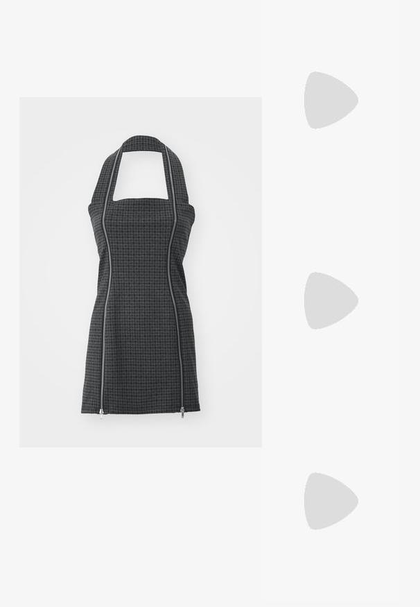 Μαύρη και γκρι ποδιά με σχέδιο, με λαιμόκοψη halter, τετράγωνη λαιμόκοψη, λεπτομέρειες με φερμουάρ μπροστά και εφαρμοστή γραμμή. Φτιαγμένη από υφασμάτινη υφή.; Μαύρο δερμάτινο τακούνι με μυτερή μύτη, χαμηλό τακούνι και λεία υφή. Διαθέτει ελαφρύ άνοιγμα στο μπροστινό μέρος και ελάχιστο υλικό στο πίσω μέρος.; Μαύρη δερμάτινη τσάντα ώμου με δύο μπροστινές τσέπες, χρυσά κούμπωματα, κλείσιμο με φερμουάρ και λεπτό λουρί. Υφή επιφάνειας και κομψό ορθογώνιο σχήμα.; Χρυσές μεταλλικές σκουλαρίκια κρίκοι με καμπυλωτό, ελκυστικό σχήμα. Περιλαμβάνουν μια λεία, γυαλιστερή επιφάνεια και στρογγυλή άκρη για πρόσθετη λεπτομέρεια.