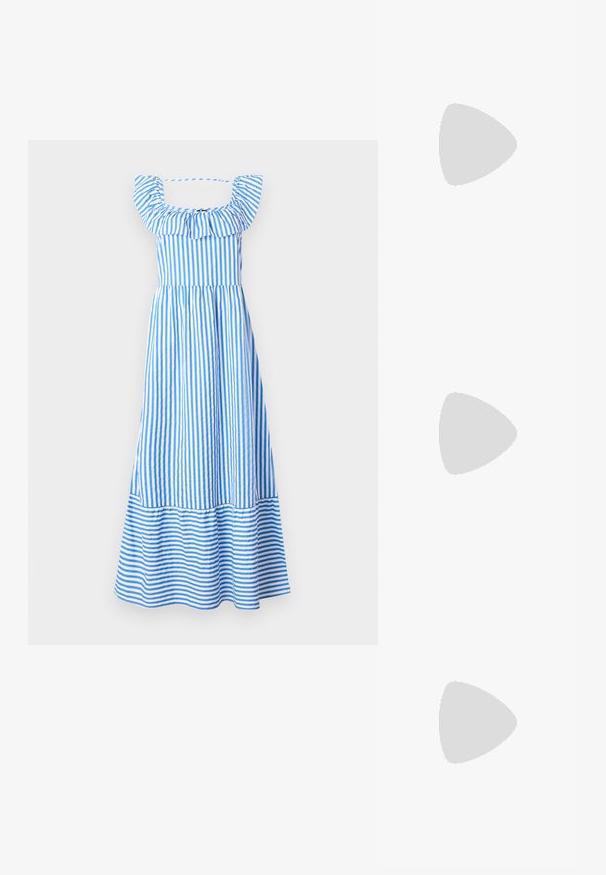 Vestido maxi listrado em azul e branco com alças de ombro franzidas, corpete justo e parte inferior ampla e em camadas. Tecido de algodão.; Sapatos de salto alto em verniz preto com bico pontudo, duas tiras com fivelas douradas e um salto baixo. Textura suave.; Bolsa de couro preta com forma curva, alça destacável e detalhes em dourado. A bolsa possui uma aba com detalhe de fivela.; Os brincos em forma de coração prateados apresentam pedras claras facetadas, com uma moldura texturizada. O conjunto inclui estilos de botão e de gota.