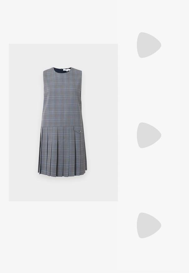 Ärmlös klänning i en grå och blå rutmönster, med en veckad kjol och en sidoficka med en liten metalldetalj.; Vit långärmad båtsträcksblus med slim fit och mjuk textur, utlagd platt på en vit bakgrund.; Ljusblå randig långärmad skjorta med knäppning fram, klassisk krage och rundad nederkant. Tillverkad av vävd tyg med en mjuk textur.; Svarta knähöga stövlar i slät läder med fyrkantig tå och klack. Bärs med en grå denimkjol med fransad nederkant.; Kaki mockaskinns tote-väska med två överhandtag, med stora silvriga nitar längs sidorna och en stor öppen topp för enkel åtkomst.