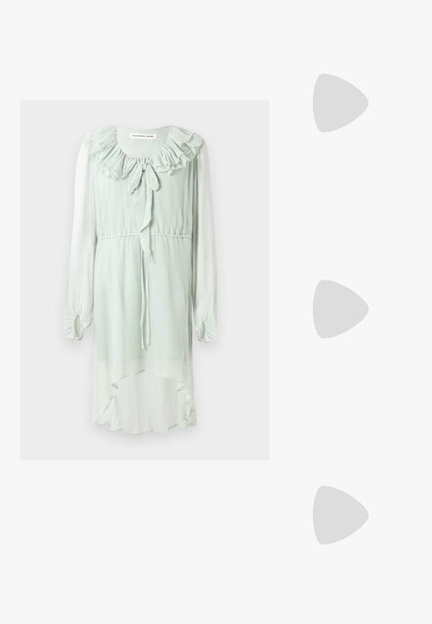 Haljina mint zelene boje napravljena od lagane tkanine. Ima čipkastu izrezu oko vrata, duge rukave sa gumiranim manžetama i visoko-nisko rub dizajn.; Crne sandale s trakama, kvadratnim prstom i niskom blok petom. Ima više tankih trakica i podesivu trakicu oko gležnja. Izrađene su od glatke kože.; Crna kožna torba preko tijela s glatkom teksturom, pravokutnim oblikom i metalnim lancem na prednjoj strani. Uključena je podesiva naramenica.; Srebrna dvostruka prsten s glatkom, poliranom površinom. Karakterizira ga fluidan, zakrivljen dizajn s preklapajućim sekcijama za moderan izgled.