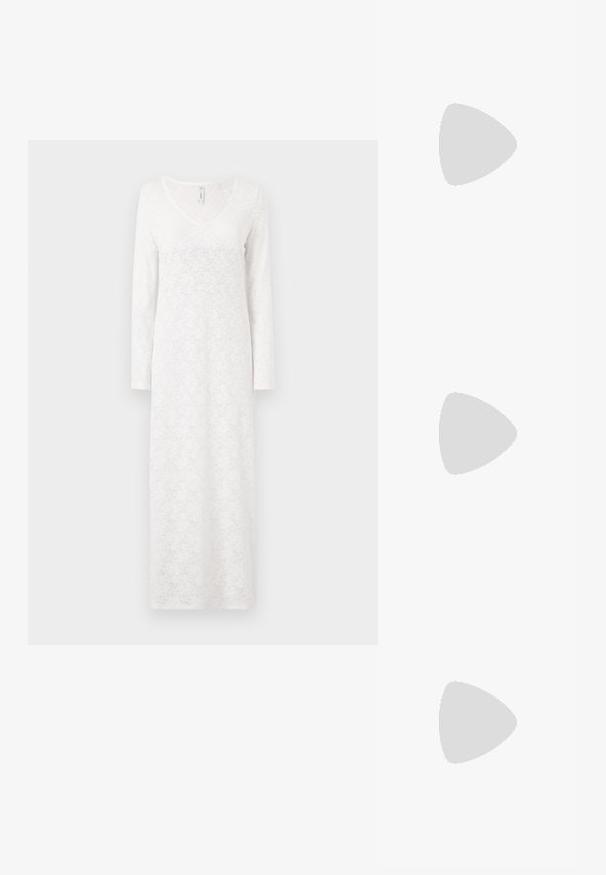 Abito bianco a maniche lunghe con un motivo in pizzo, scollatura a V, forma fluida e tessuto testurizzato, che arriva alla caviglia.; Sneaker con stampa leopardata in materiale scamosciato, lacci rossi e tre strisce bianche sui lati. Presentano una linguetta di colore crema e una suola marrone.; Borsa a spalla in pelle nera con texture rugosa, accentata da una catena dorata e un grande fermo dorato con logo ovale. Cinghia regolabile.; Orologio da polso rettangolare dorato con quadrante bianco, indicatori delle ore in tono argento e un robusto bracciale in metallo. Include la funzione di resistenza all'acqua.