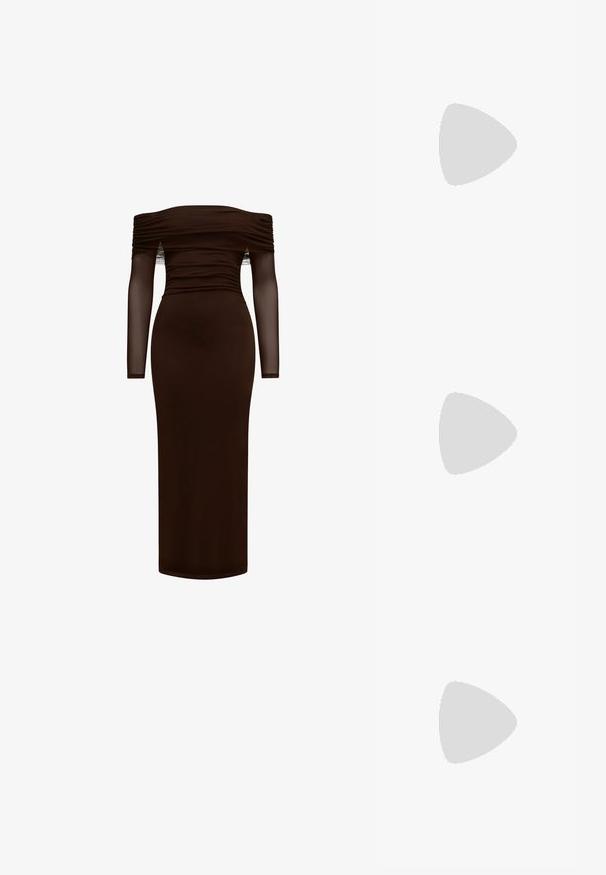 Robe marron à épaules dénudées avec de longues manches transparentes et des détails froncés au niveau du buste, silhouette ajustée et ourlet longueur cheville.; Sandales à talon ouvert en cuir blanc avec plusieurs larges brides et boucles en argent ; semelle plate avec un petit talon noir et des accents métalliques.; Lunettes de soleil noires rectangulaires avec des verres sombres, monture en plastique brillant et accents dorés sur les branches. Design minimaliste et forme épurée.; Boucles d'oreilles en or avec une finition lisse et brillante. Design circulaire présentant un petit clou et une attache transparente pour un port sécurisé.