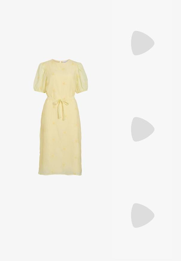 Ljusgul midiklänning med puffärmar, rund halsringning, tygbälte knutet vid midjan och subtil broderi av blommor över hela.; Svart lackläder slingbacksko med spetsig tå, ankelremmar med silverfärgade spännen och detaljer samt en smal klack.; Guldfärgad metallhandväska med en strukturerad design, slät textur och justerbar rem. Har en unik triangulär form och minimalistisk sömnad.; Örhängen i guldton med texturerade, vågiga former. Inkluderar skulpturala clip-on-stift och öppen hoop-design med hamrad finish.