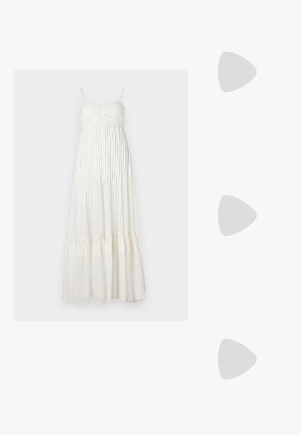 Rochie maxi albă cu bretele subțiri, bust texturat cu elastic și fustă delicat plisată, având dungi orizontale la margine. Material ușor.; Sandale negre cu toc înalt au curele subțiri cu un design legat, un vârf pătrat neted și un toc stiletto elegant.; Geantă metalică gri deschis, cu un strap din lanț, decorată cu mici ținte circulare metalice și un logo de marcă triangular.; Cercei rotunzi din argint cu un finisaj neted și strălucitor. Design ușor, având o formă rotundă și închidere cu tijă.
