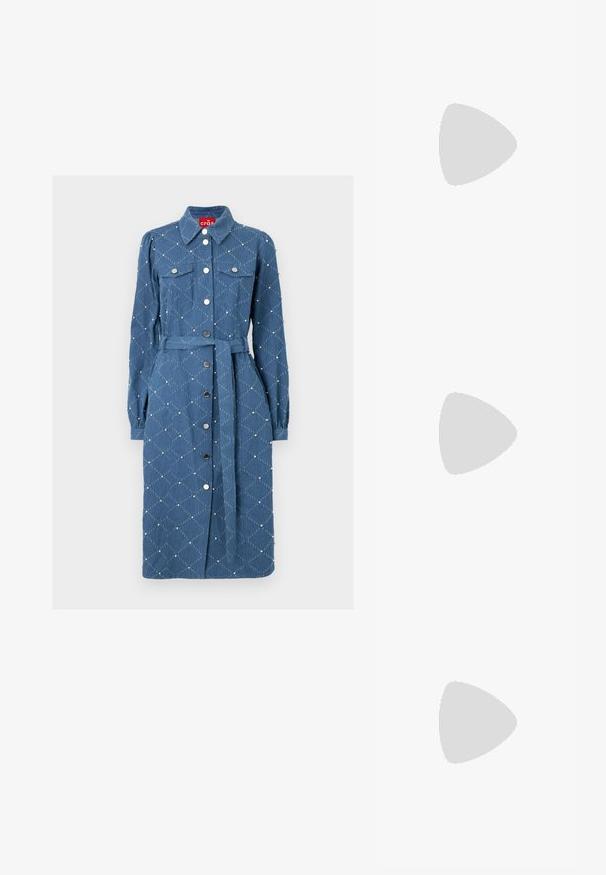 Cras SELENA DRESS - Denimové šaty - light blue; Čierne lakované kožené slingback topánky s špicatou špičkou, so striebornými detailmi a nízkym blokovým opätkom. Hladký, lesklý povrch celého modelu.; Čierna kožená crossbody taška s hladkou textúrou, obdĺžnikovým tvarom a kovovým reťazovým detailom na prednej strane. Súčasťou je nastaviteľný popruh.; Strieborné visACIE náušnice so štvorcovým študom, s hladkým, lešteným povrchom a tvarom kvapky, odrážajúce svetlo s lesklým povrchom.