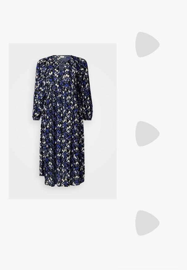 Ilgs piedurkņu kleita, kas izgatavota no viegla auduma un rotāta ar daudzkrāsainu zigzaga rakstu zilajos, melnos un baltos toņos. Iekļauj savilktu jostas daļu.; Melnas strappy sandales ar kvadrātveida purngaliem un zemu bloku papēdi. Ievērojamas ar vairākiem plāniem siksniņām un regulējamu potītes siksniņu. Izgatavotas no gludas ādas.; Melnas ādas somiņa ar gludu tekstūru, strukturētu formu, divām rokturām un izteiktu sudraba sprādzi priekšpusē.; Sudraba divu joslu gredzens ar gludu, pulētu virsmu. Iezīmējas ar plūstošu, izliekta dizaina struktūru ar pārklājošām sekcijām modernam izskatam.