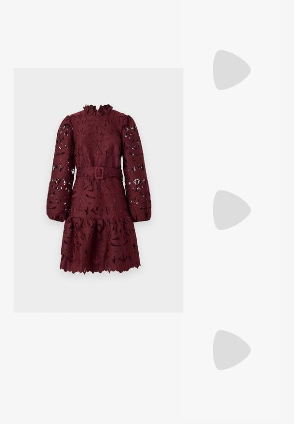 Robe en dentelle bordeaux avec un col froncé, des manches longues, une ceinture à la taille et un ourlet évasé avec des motifs floraux découpés.; Bottes de cowboy en cuir marron avec un bout pointu et un talon bloc, présentant des coutures détaillées et des accents en relief sur la tige.; Pochette en cuir noir avec un rabat et un détail en boucle en métal doré. Inclut une sangle noire et un design épuré et minimaliste.; Boucles d'oreilles en argent en forme de créoles avec un design torsadé, dotées d'une finition polie et d'une fermeture à poussoir. Mesurent environ 3 cm de diamètre.
