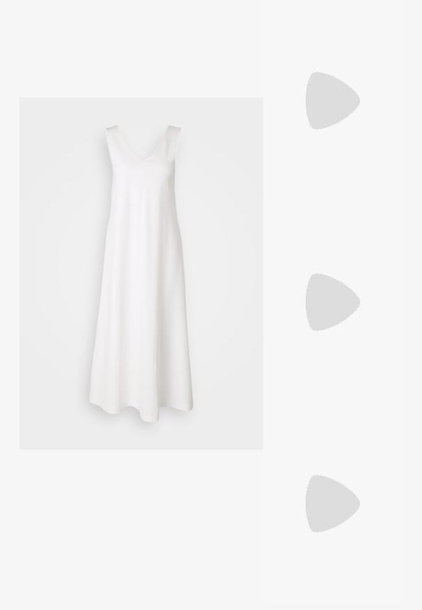 DRYKORN RESIMA - Haljina od žerseja - offwhite; Crne sandale na visokoj potpetici imaju tanke trake s čvorastim dizajnom, glatki kvadratni vrh i elegantnu stiletto petu.; Svijetlosivi metalik ruksač s lancem, ukrašen malim okruglim metalnim zakovicama i trokutastim logotipom marke.; Srebrne metalne naušnice s glatkim, oblikom suze i poliranim završetkom. Suptilni utori dodaju detalje. Minimalistički dizajn.