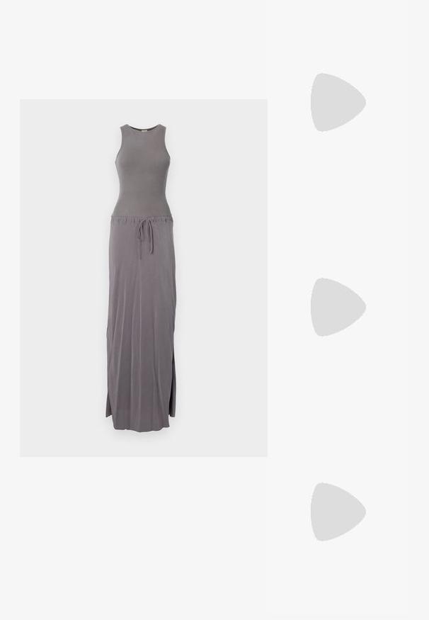 Robe maxi sans manches grise, corps ajusté, taille à cordon, tissu fluide avec fentes sur les côtés, texture lisse, design simple.; Ballerines noires en cuir, à bout pointu, design minimaliste, texture lisse, talon bas, sans matériel ni embellissements visibles.; Sac bandoulière en cuir noir avec une texture lisse, de forme rectangulaire et un détail en chaîne métallique à l'avant. Sangle réglable incluse.; Boucles d'oreilles créoles en or avec un design texturé et trois accents de cristal clair d'un côté, offrant une esthétique géométrique moderne.