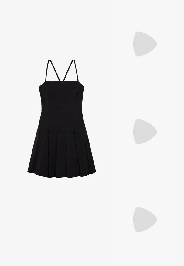 Rochie neagră fără mâneci, cu un corp ajustat, bretele subțiri și o fustă evazată, pliată. Fabricată dintr-un material neted, ușor.; Bershka Sandale cu toc - black; Ochelari cat-eye din acetat transparent, cu lentile galbene, purtați de o persoană într-o jachetă din piele neagră și un pulover roșu. Textură netedă.; Geantă de mână din piele lăcuită neagră, cu o formă curbată, un umăr, buzunare frontale și accente din metal argintiu.