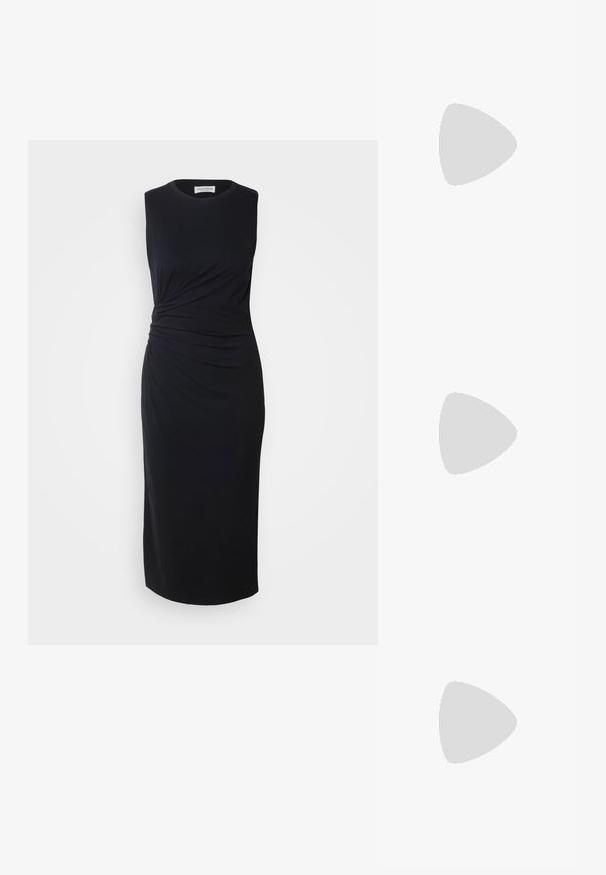 Marc O'Polo DRESS MIDI LENGTH GATHERING AT WAIST - Etuikjole - black; Svart høye hælsandaler har tynne stropper med en knyttet design, en glatt firkantet tå og en elegant stiletto-hæl.; Lys grå metallisk håndveske med kjedehank, dekorert med små sirkulære metalliske nagler og en triangel merkevarelogo.; Sett med seks gullringer med forskjellige design: flettede, bladmotiv og solide band; noen med grønne edelstener som aksenter.