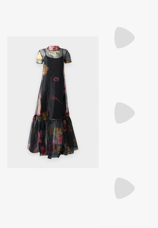 Vestido negro de flores con tejido transparente, mangas cortas y un dobladillo acampanado con detalles de volantes, adornado con patrones de flores coloridas.; Zapatillas de cuero blancas, diseño de corte bajo, con una textura suave, puntera redonda, cordones en la parte delantera y un pequeño logo bordado en el lateral.; Bolso negro de cuero en forma de media luna con un acento de hardware dorado, con cierre de cremallera. Llevado cruzado sobre un suéter gris.; Pendientes de botón en tono dorado con un diseño retorcido. Cada pendiente cuenta con un respaldo circular transparente para una sujeción segura.