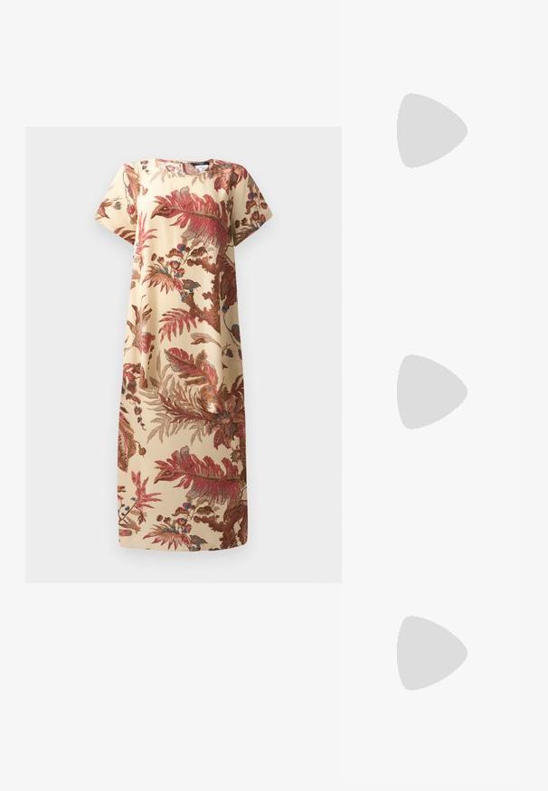 Beige színű virágmintás ruha piros és kék növényi mintákkal; rövid ujjú, laza szabású, puha anyagú, térd középig érő dizájn, kerek nyakkivágással.; Fehér, rövidített hosszú ujjú, pamut ing. Gombos elülső résszel, mellzsebbel és egy kis fekete logóval a bal alsó részen.; Fekete bőr slingback cipő hegyes orral, szőtt díszítéssel és redőzött felső dizájnnal. Lapos talp minimális hardverrel.; Barna bőr kézi táska texturált felülettel, szögletes dizájnnal és jellegzetes felső fogantyúval. Mintás szőtt vállpánttal rendelkezik.