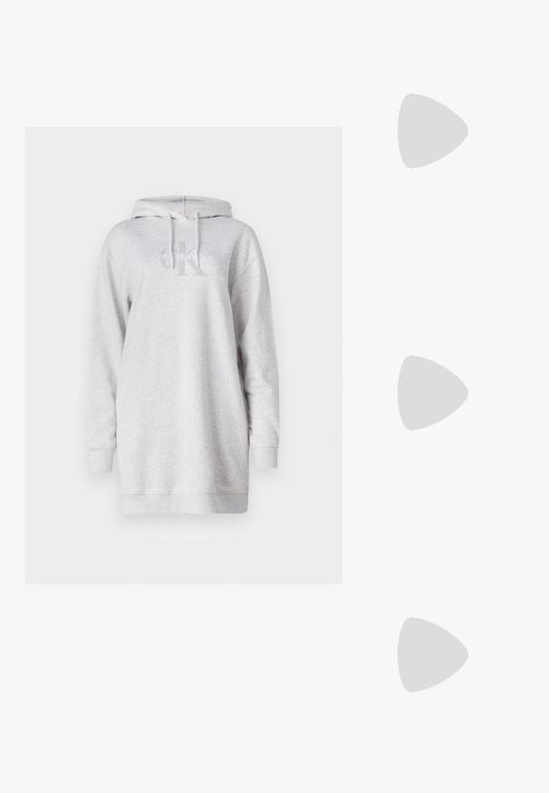 Calvin Klein Jeans MONOLOGO HOODIE DRESS - Dienas kleita - ivory grey; Melna, ar smailu purngalu, slingback kurpe ar zemu papēdi, izgatavota no gludas ādas materiāla un ar izgriezumiem sānos gaisa caurlaidībai.; Balta ādas rokassoma ar noapaļotu formu, uz kuras priekšpuses ir izgriezts "CK" logo un viena plecu siksna. Augšā aizverama ar rāvējslēdzēju.; Sudraba gredzena auskari ar faktūras dizainu, kas ietver vertikālas rievas. Apaļa forma ar drošu aizdari. Gluda apdare.