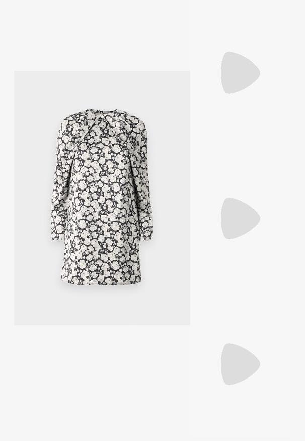 Blommig klänning med vita blommor på svart bakgrund. Långa ärmar, hög halsringning och rynkad axeldetalj. Mittenlång design.; Svarta patenterade läderslingbackskor med spetsig tå, silverdetaljer och en låg blockklack. Slät, glänsande yta hela vägen.; Svart läder crossbody-väska med en slät yta, rektangulär form och metallickedjedetalj på framsidan. Justerbar rem ingår.; Guld hoops med en texturerad design och tre klara kristallaccentuer på ena sidan, vilket ger en modern geometrisk estetik.