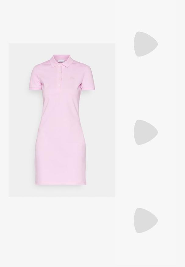 Világos rózsaszín pamut pólóruha, klasszikus gallérral, rövid ujjakkal, három gombos gombolással és hímzett logóval a mellkasán.; Fekete, hegyes orrú, slingback cipő alacsony sarkával, sima bőrből készült, oldalt kivágott deisgnal a légáteresztőképesség érdekében.; Fehér bőrtáska ívelt formájú, elöl feltűnő "CK" logóval, egyetlen vállpánttal. Cipzáras zárás a tetején.; Három fémgyűrű: az egyik rose gold, a másik texturált akcentusokkal ellátott arany, a harmadik pedig ezüst, mindegyiken gravírozott márkajelzés található a belső sávon.