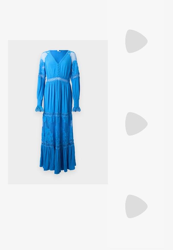 Lang blå kjole med dyp V-hals, knappedetaljer, blondedekorasjoner på ermene og lagdelt volangkant. Laget av lett, teksturert stoff.; Hvit bomull t-skjorte med et stort, lyst rødt hummermotiv på fronten. Korte ermer og standard rund hals-design.; Hvit høy-skinn kanvas sneakers med svart gummisåle, gummitåhette foran og seks hull for snorer, med et rent, minimalistisk design.; Rød lærveske med en vinklet, geometrisk design. Har en enkelt justerbar stropp og en klaffelukking med sydd detaljer.