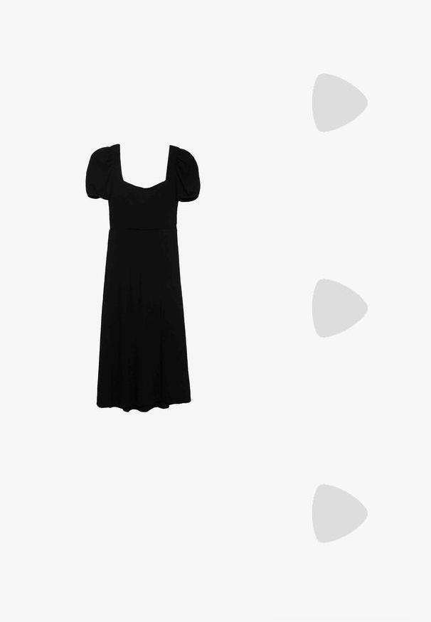 Sort kjole med korte puffærmer, firkantet halsudskæring, tætsiddende bodice og A-line nederdel. Glat stof med en subtil fald.; Sorte patenterede læderslagback sko med spids tå, ankleremme med sølvspænder og hardware samt en slank hæl.; Guldmetallisk håndtaske med et struktureret design, glat tekstur og justerbar rem. Har en unik trekantet form og minimalistisk syning.; Guldtonede øreringe med teksturerede, bølgede former. Inkluderer skulpturelle clips og en åben ringdesign med en hamret finish.