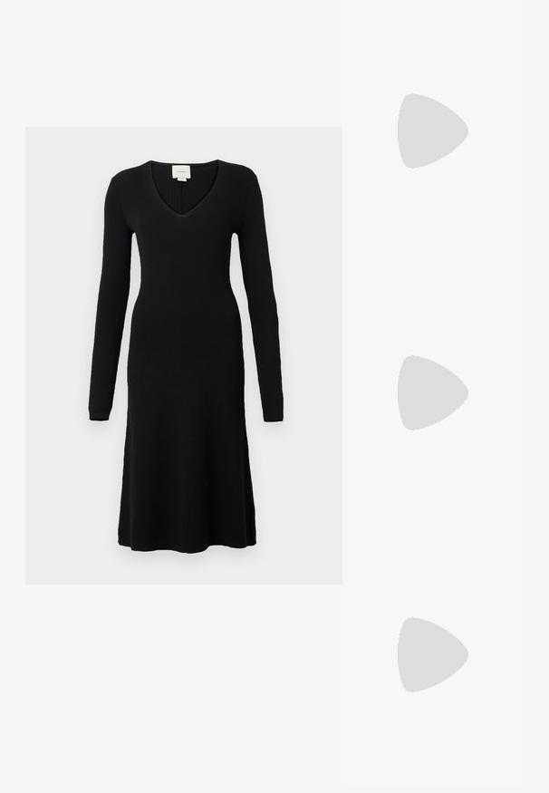Mustapaitainen ribbikuvioinen mekko, jossa on pitkät hihat ja syvä V-pääntie. A-linjainen malli, jossa on levenevä helma, valmistettu pehmeästä, teksturoidusta kankaasta.; Mustat korkokengät sandaalit, joissa on ohuet hihnat solmittuna, sileä neliön muotoinen varvasosa ja tyylikäs stiletto-korko.; Vaalea harmaa metallinen käsilaukku, jossa on ketjusanka. Laukku on koristeltu pienillä pyöreillä metallikoruilla ja kolmion muotoisella brändilogolla.; Hopehopeet hopehopeet hopehopeet hopehopeet, jolla on sileä, kiiltävä pinta. Pyöreä muoto, kevyt rakenne, jossa on neulakiinnitys.