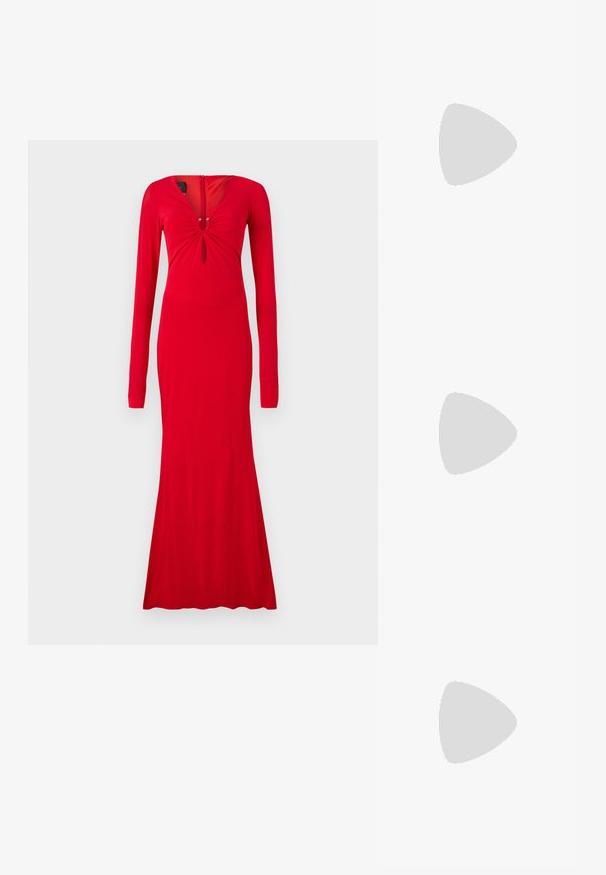 Punainen pitkähihaisen mekko, jossa on V-pääntie, rypytetty yksityiskohta rinnassa ja muotoiltu siluetti, joka levenee alareunassa. Sileä kankaan pinta.; Mustat korkokengät sandaalit, joissa on ohuet hihnat solmittuna, sileä neliön muotoinen varvasosa ja tyylikäs stiletto-korko.; Vaalea harmaa metallinen käsilaukku, jossa on ketjusanka. Laukku on koristeltu pienillä pyöreillä metallikoruilla ja kolmion muotoisella brändilogolla.; Hopehopeet hopehopeet hopehopeet hopehopeet, jolla on sileä, kiiltävä pinta. Pyöreä muoto, kevyt rakenne, jossa on neulakiinnitys.
