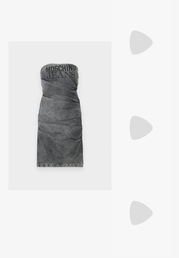 Vestido de denim sem alças em preto desbotado com textura franzida. Apresenta o ousado logo "Moschino Jeans" na parte superior e uma bainha reta.; As sandálias de salto alto pretas apresentam tiras finas com um design em nó, uma biqueira quadrada lisa e um elegante salto agulha.; Bolsa metálica cinza claro com uma alça de corrente, adornada com pequenos rebites metálicos circulares e um logótipo triangular da marca.; Brincos de argola prateados com um acabamento suave e brilhante. Forma arredondada, design leve, com fecho de pino.