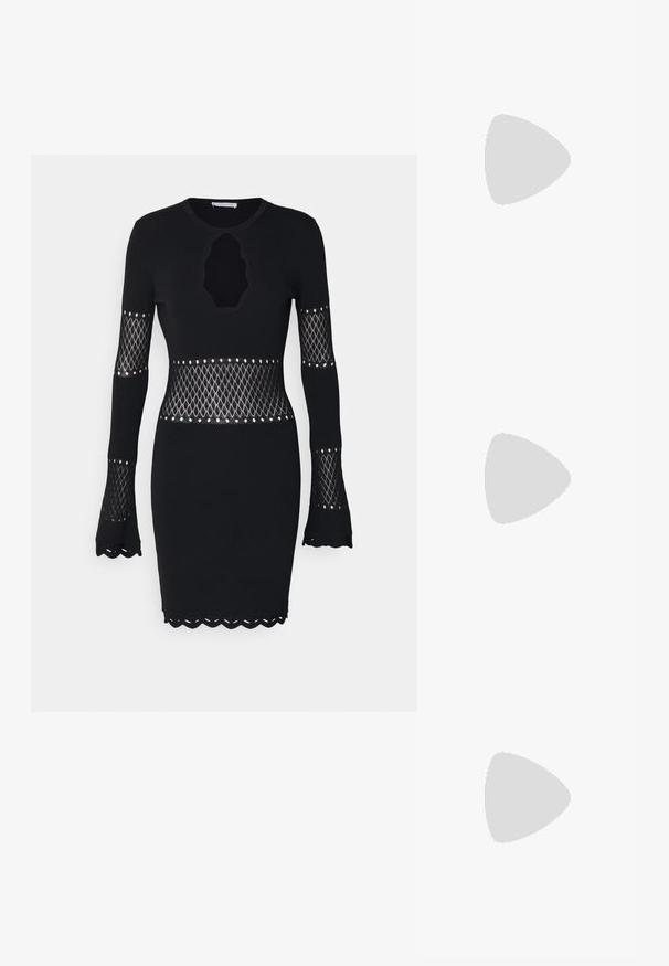 Abito lungo nero con maniche lunghe e orlo scallop, caratterizzato da inserti in rete trasparente a motivo diamante e un'apertura a chiave nel collo.; Stivale nero in suede sopra il ginocchio con tacco a blocco, caratterizzato da una superficie liscia e un design aderente che si estende sopra il ginocchio.; Occhiali da sole neri a forma quadrata con lenti scure e aste nere lucide. Presentano un accento in metallo circolare dorato sul lato. Texture complessiva liscia.; Bracciale in oro rosa caratterizzato da due fasce intrecciate, una delle quali decorata con una fila di diamanti, superficie elegante e bordi lisci.